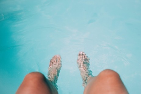 Vacances et détente à la piscine du camping TER.