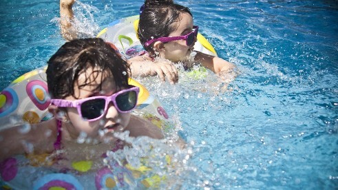 Photo d'animation dans la piscine. Photo d'animation dans la piscine du camping TER