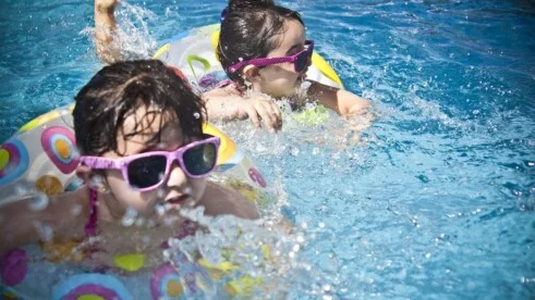Photo d'animation dans la piscine. Photo d'animation dans la piscine du camping TER