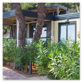 Façana de bungalow amb porxo