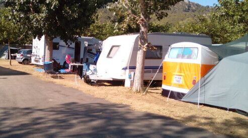 Parcel·la del càmping TER. Vacances amb caravana a L´Estartit. Relaxar-se i gaudir de les vacances en família.